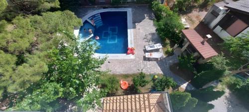 Club House Apartment with Garden and Pool
