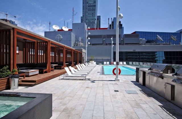 CN Tower View Stays - Parking/Pool/Downtown