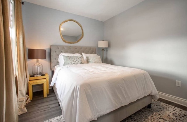 Coach House | Free parking | 15-Min from Chicago
