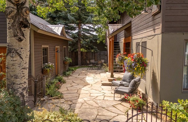 Coal Creek Hideaway located Right On Coal Creek! Luxury in town with hot tub!