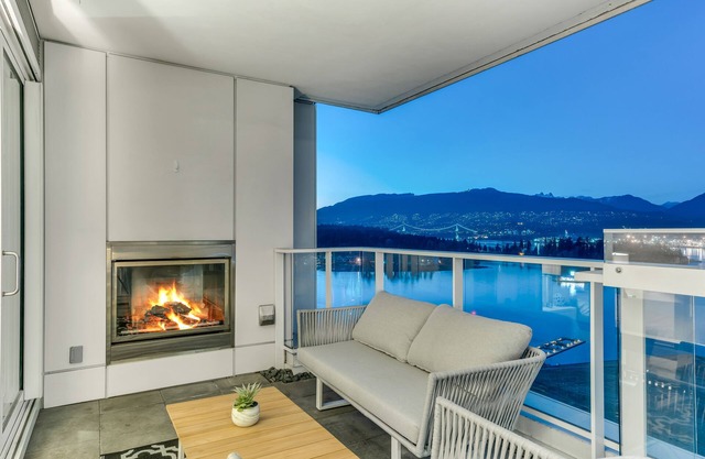 Coal Harbour Waterfront Steps to Fairmont Pacific Rim