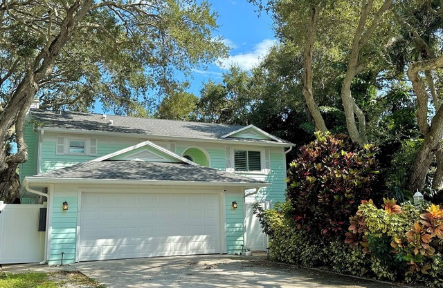 Coastal 3-bedroom cottage 4 blocks from the Beach w/Mini Golf in Vero Beach