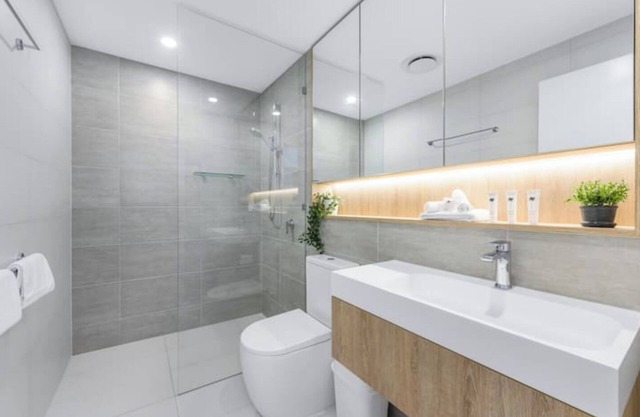 Coastal Chic 2 Bed Apt in Broadbeach