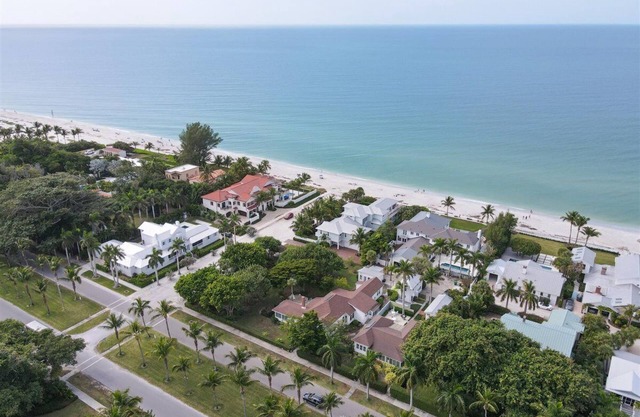 Coastal Chic - 4 BR charming cottage steps from beach and town!