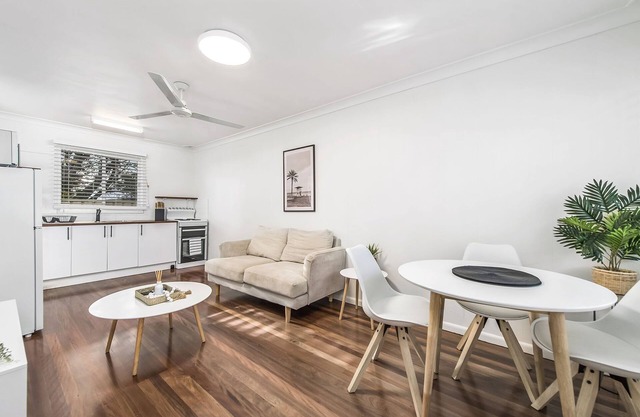 Coastal Chic Apartment Only Minutes to the Beach