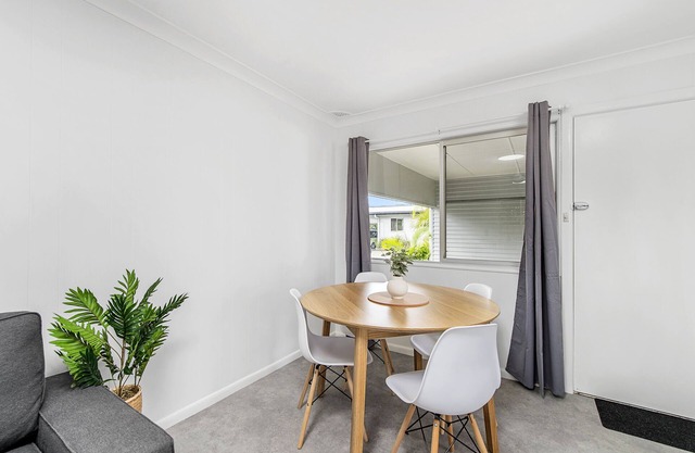 Coastal Chic Apartment Only Minutes to the Beach