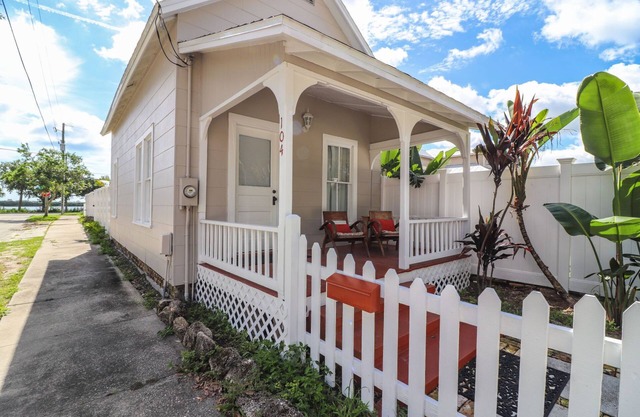 Coastal Cottage on the river, in the heart of NSB!