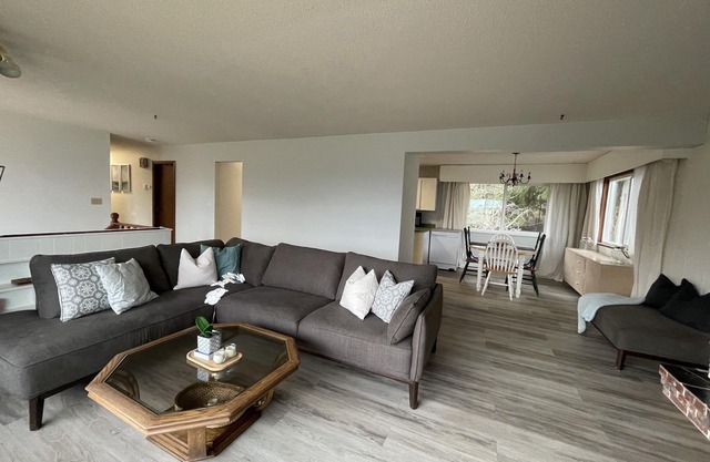 Coastal country stay, close to trails, beaches and ferry.