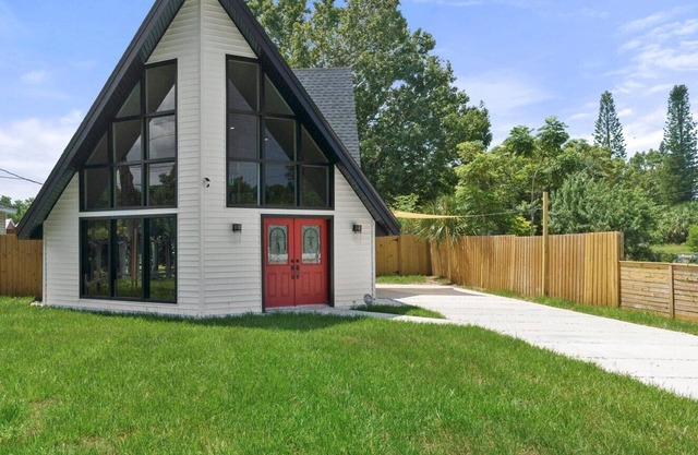 Coastal family gaming retreat with pool table, hot tub, arcades - pet welcomen