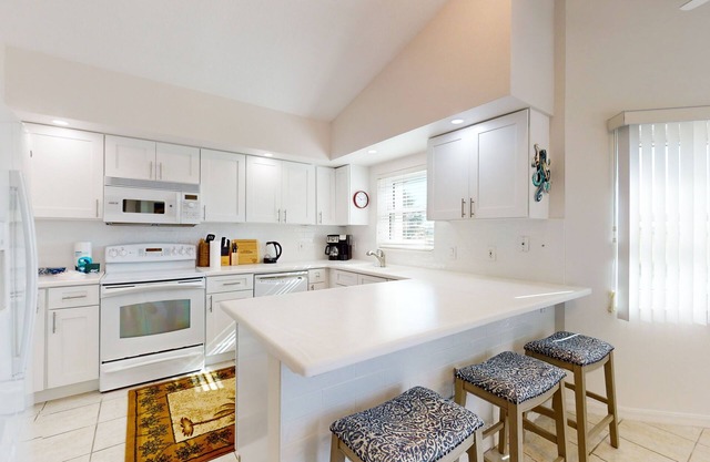 Coastal home on golf course w/water view, private pool & spa, AC, W/D, Wifi