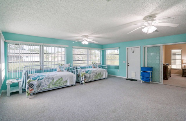 Coastal, spacious home with fenced dog-friendly yard, washer & dryer, WiFi, & AC