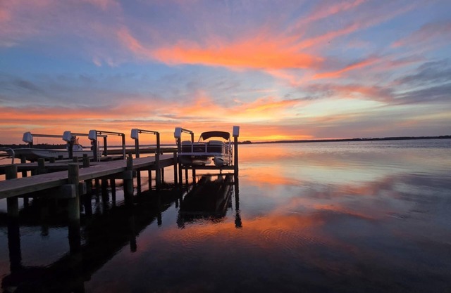 Coastal Swan 2.0nCharming waterfront king Boutique studio in peaceful Swansboro.