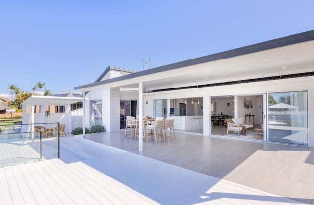 Coastal Vibe Waterfront Villa Close to Surfers