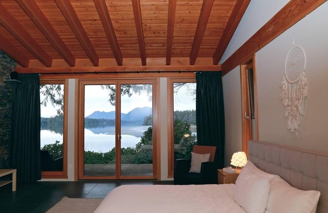 Coastal View-Waterfront, Tranquil, Hot Tub, Sauna!