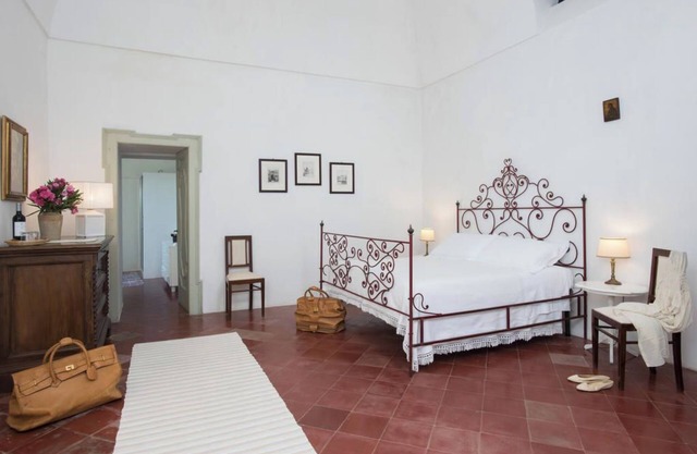 Coat of arms independent entrance room with access to park and pool