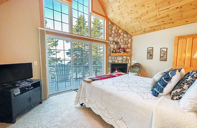 Cobblestone Cove Villa 4 - Lake Superior - Grand Marais, MN