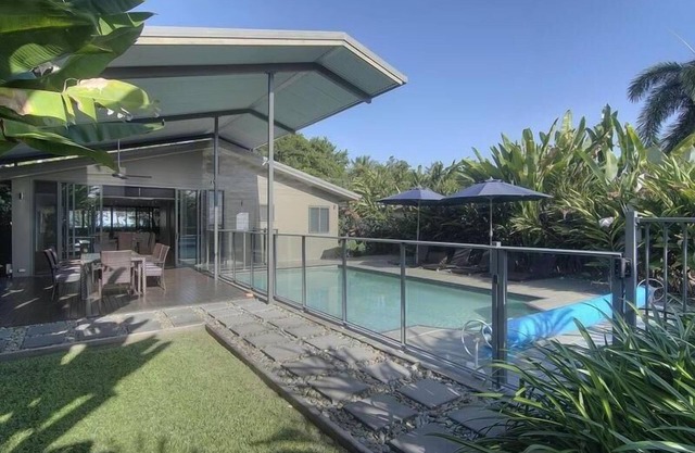Coco Beach Villa - Tropical Beachfront Haven