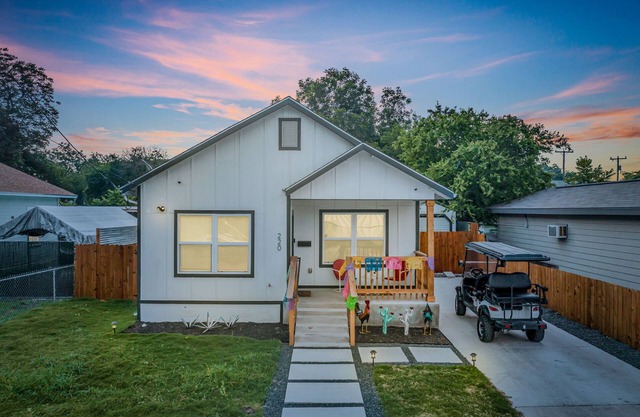 Coco House rental home sleeps 6, ample outdoor seating, jacuzzi and a golf cart!