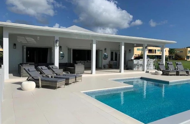 Coco Palms Idyllic 4 Bedroom Villa with Pool & Dock