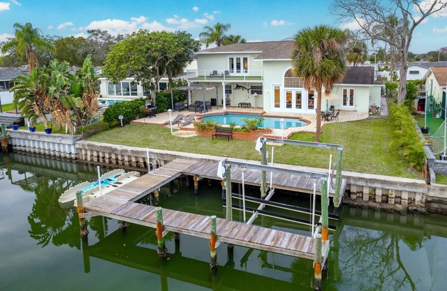 Cocoon Island Villa – Luxury 5 BDR Waterfront Home w/kayaks & hottub