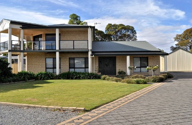 Coffin Bay Retreat - A Top Notch Property with Great Views and Family Spaces