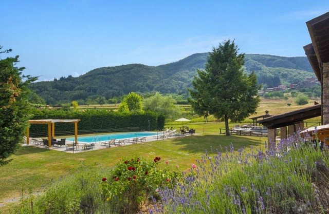 Collaprico, 8 bedrooms, 6 bathrooms, private pool, WIFI, walk down to village