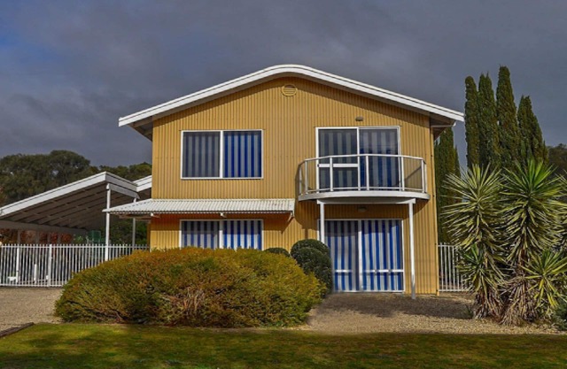 Collett is an Esplanade Property with views towards Dutton Heads and Long Beach