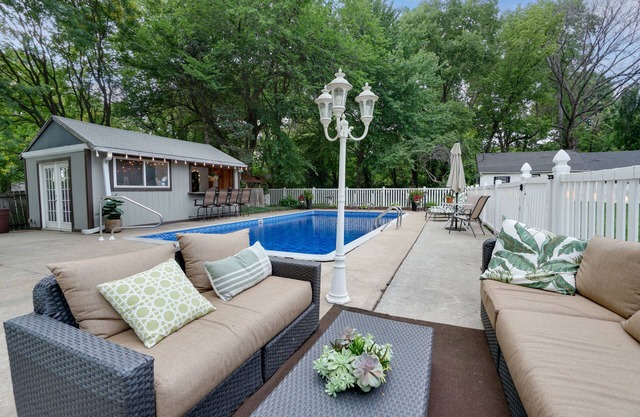 Colonial Oasis w/Pool & Spa 🏖 Near Hwy, Sleeps 9