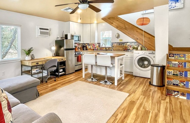 Colorful Artistic Cabin in Canyon Lake! Only 5 minutes from the lake and river!