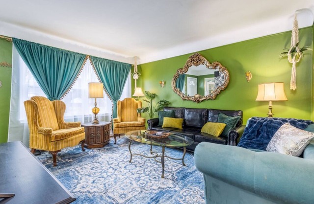 Colorful Vintage Bungalow w/King Bed + Gym + Office + Fast WiFi