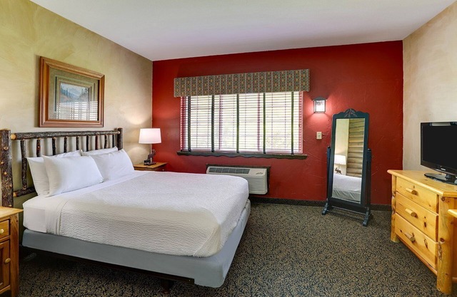 Columbia's Rustic Haven w/Lodge-Themed Rooms & On-site Bar | 2 Units