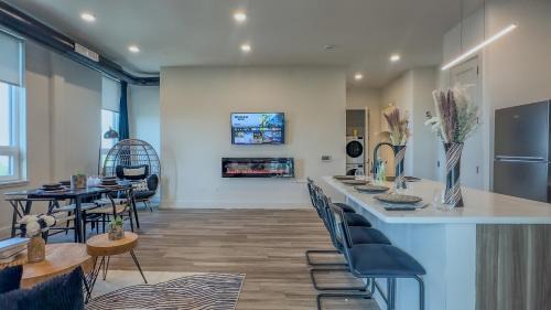 Combo Apt, Near Airport & Train 8min, FREE Parking!