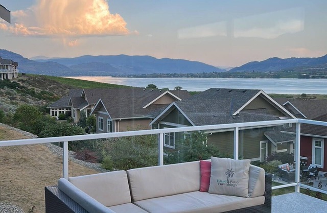 Come and enjoy our lovely Pinot House Getaway in beautiful Osoyoos BC Canada.