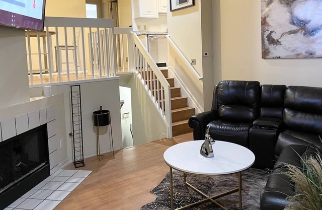 Come Escape In this Cozy Luxury Townhouse