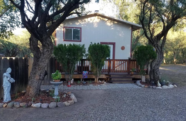 Come for the weekend or stay for months! Cozy and Secluded Hideaway.