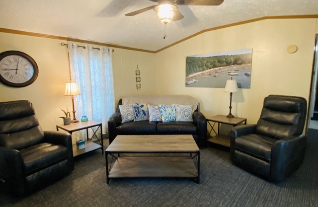 Come relax at this beautiful 2 br 1b on KY LAKE