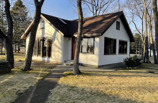 Come relax at this peaceful, rustic cabin on the shores of Lake Huron.