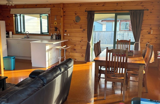 Come & relax in our fully fenced home away from home - 3 min walk to Cooks Beach