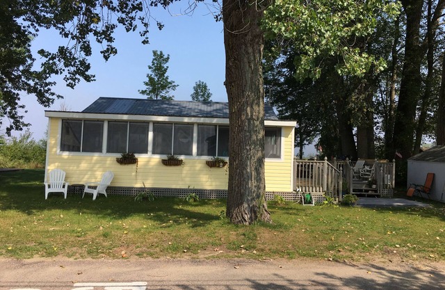 Come Relax In This Spacious 3 Bedroom Cottage, Lake Views On Both Sides.