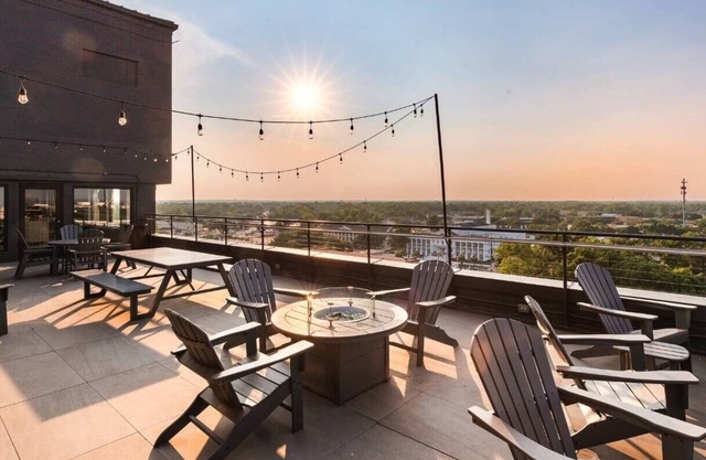 Come stay at our Horizon Hideaway. A modern downtown studio.