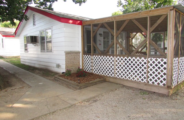 Come stay in our 2bd cabin on Table Rock Lake close to Silver Dollar City!