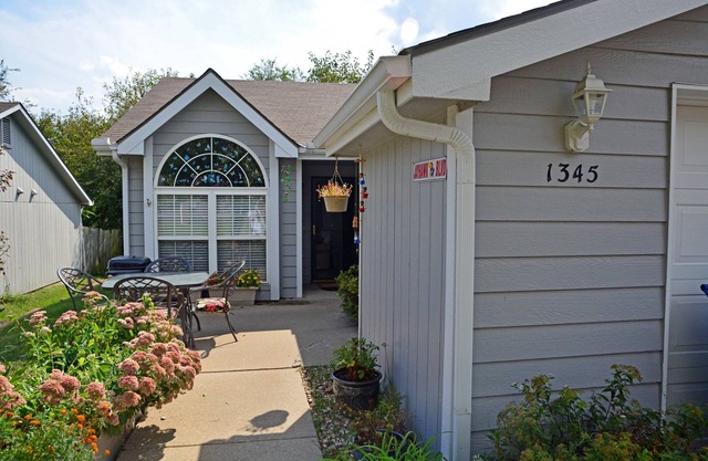 Come stay in quiet and comfortable duplex!