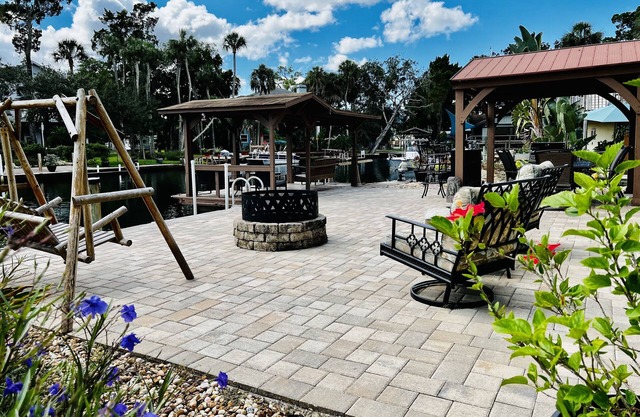 Come Stay On Weeki Wachee! Kayaks, Canoe Included!
