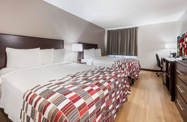 Comfort and Convenience! 3 Pet-Friendly Units, Free Breakfast and Free Parking!