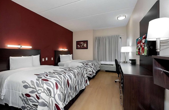 Comfort and Convenience! Free Parking, Pool, Pets Allowed, Near St. Johns River