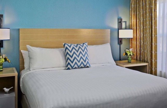 Comfort and Convenience! Free Breakfast & Parking, Near Cincinnati Zoo!