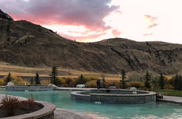 Comfort and Convenience! Parking, Pool, Near North Entrance of Yellowstone Park