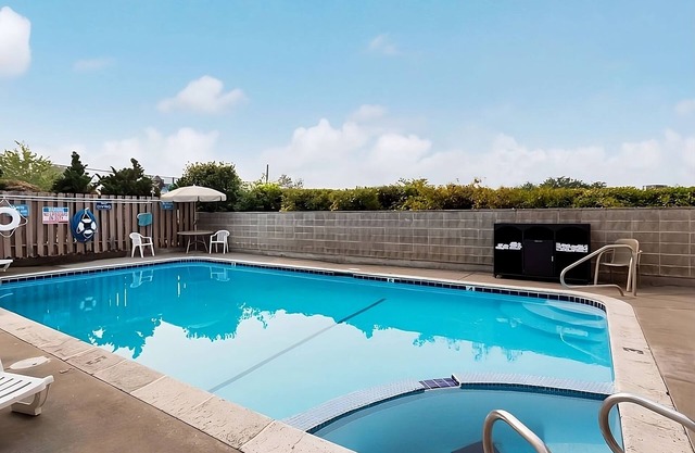 Comfort & Convenience! 3 Spacious Units w/Swimming Pool Access. Free Breakfast!