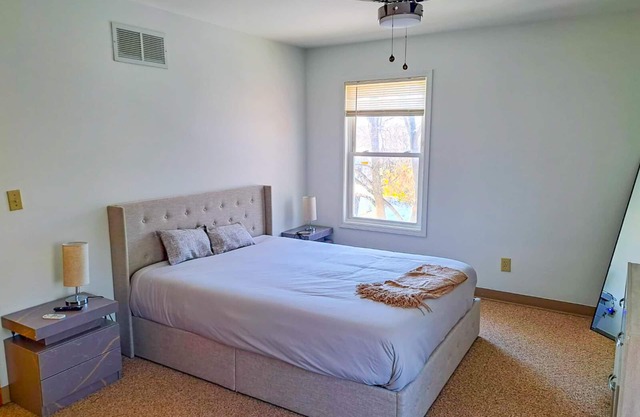 Comfort & Cozy 3/2 in Midwestern charming Macomb, IL