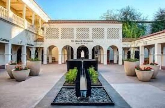 Comfort & Style in Downtown Glendale! Fully-equipped kitchen!